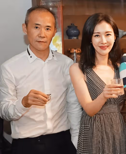 王石愛妻田朴珺裹浴巾出鏡,肩膀兩大處紅腫傷痕,素顏模樣變化大