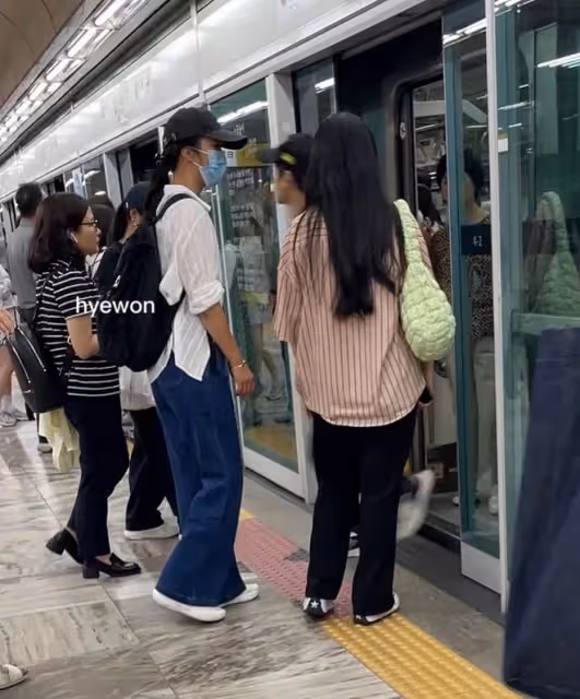 44歲湯唯韓國坐地鐵被偶遇,膚色黃黑不如路人,穿平價衣模樣土氣
