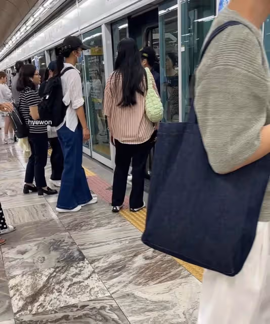 44歲湯唯韓國坐地鐵被偶遇,膚色黃黑不如路人,穿平價衣模樣土氣