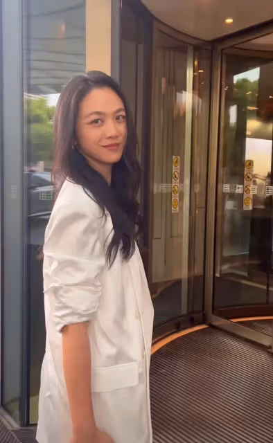 44歲湯唯韓國坐地鐵被偶遇,膚色黃黑不如路人,穿平價衣模樣土氣