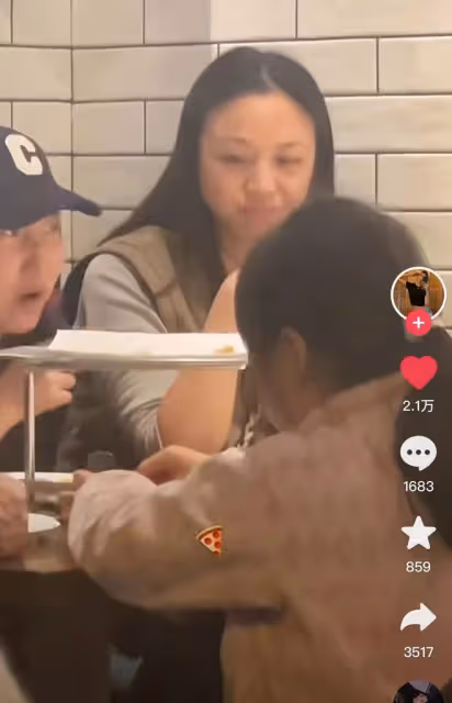 44歲湯唯韓國坐地鐵被偶遇，膚色黃黑不如路人，穿平價衣模樣土氣