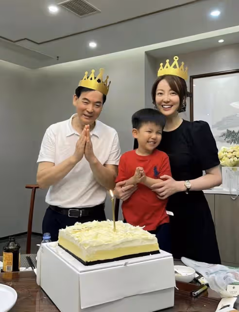 主持人餘聲疑承認離婚,生日冷清獨自帶娃,富豪丈夫曾傳性侵被抓