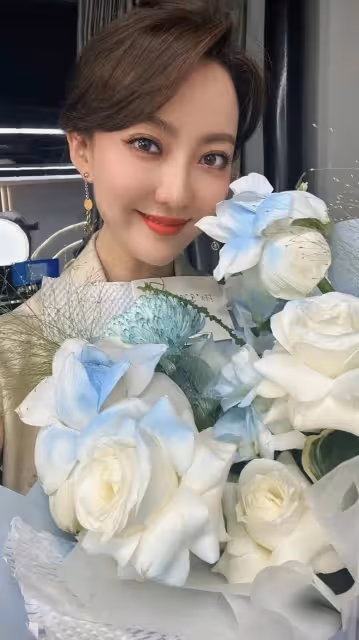 主持人餘聲疑承認離婚,生日冷清獨自帶娃,富豪丈夫曾傳性侵被抓