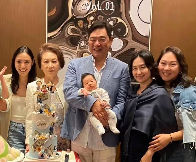 62歲百億富豪慶生日!兒子剛滿月長像美嬌妻,發小何超瓊精緻露面