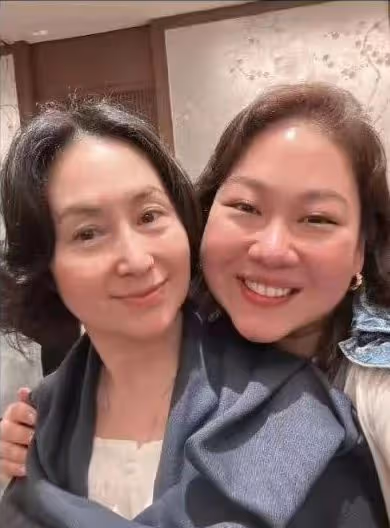 62歲百億富豪慶生日!兒子剛滿月長像美嬌妻,發小何超瓊精緻露面