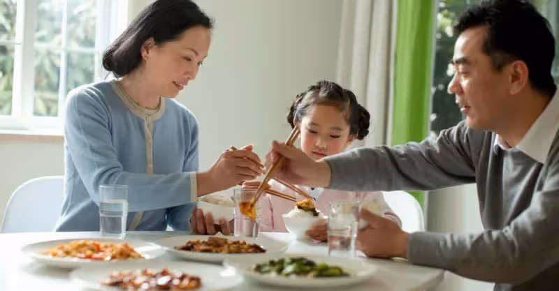買新房裝潢時麻煩大舅子監工， 裝潢完「大舅子住進主臥」賴著不走，我勸不走「於是開始每天給大嫂夾菜」幾天後大舅子慌了
