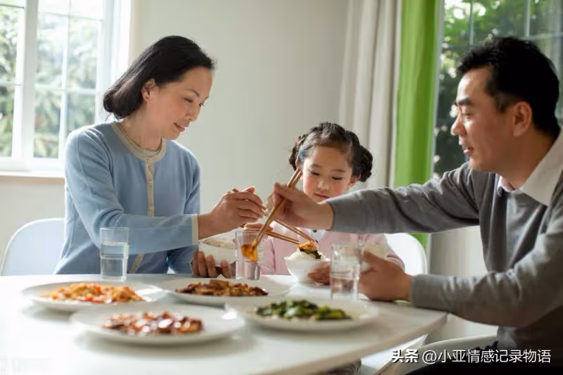 買新房裝潢時麻煩大舅子監工, 裝潢完「大舅子住進主臥」賴著不走,我勸不走「於是開始每天給大嫂夾菜」幾天後大舅子慌了