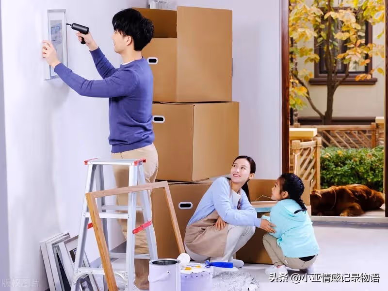 買新房裝潢時麻煩大舅子監工, 裝潢完「大舅子住進主臥」賴著不走,我勸不走「於是開始每天給大嫂夾菜」幾天後大舅子慌了