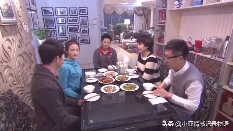 買新房裝潢時麻煩大舅子監工, 裝潢完「大舅子住進主臥」賴著不走,我勸不走「於是開始每天給大嫂夾菜」幾天後大舅子慌了