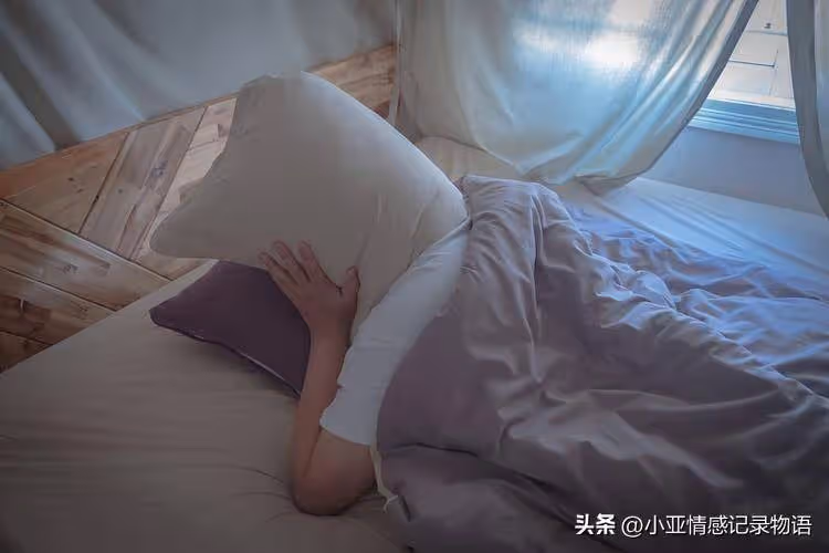 買新房裝潢時麻煩大舅子監工, 裝潢完「大舅子住進主臥」賴著不走,我勸不走「於是開始每天給大嫂夾菜」幾天後大舅子慌了