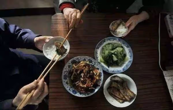 買新房裝潢時麻煩大舅子監工, 裝潢完「大舅子住進主臥」賴著不走,我勸不走「於是開始每天給大嫂夾菜」幾天後大舅子慌了