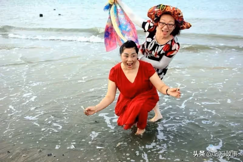 自從兒媳花十萬給父母買衣服後,我才明白,兒媳始終把我當外人!