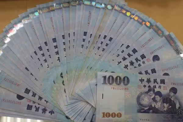 老公年薪200萬卻出軌，老婆猶豫「我該原諒嗎」：事後有悔改　錢全都給她「還陪回娘家」網兩派吵翻