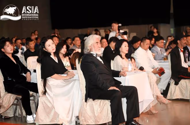 72歲張紀中出席晚宴好丟臉,席間頻看性感美女,杜星霖當場黑臉