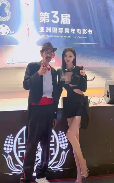 72歲張紀中出席晚宴好丟臉,席間頻看性感美女,杜星霖當場黑臉