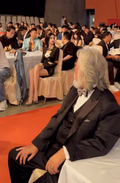 72歲張紀中出席晚宴好丟臉,席間頻看性感美女,杜星霖當場黑臉