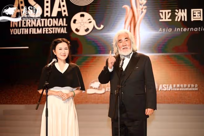 72歲張紀中出席晚宴好丟臉,席間頻看性感美女,杜星霖當場黑臉