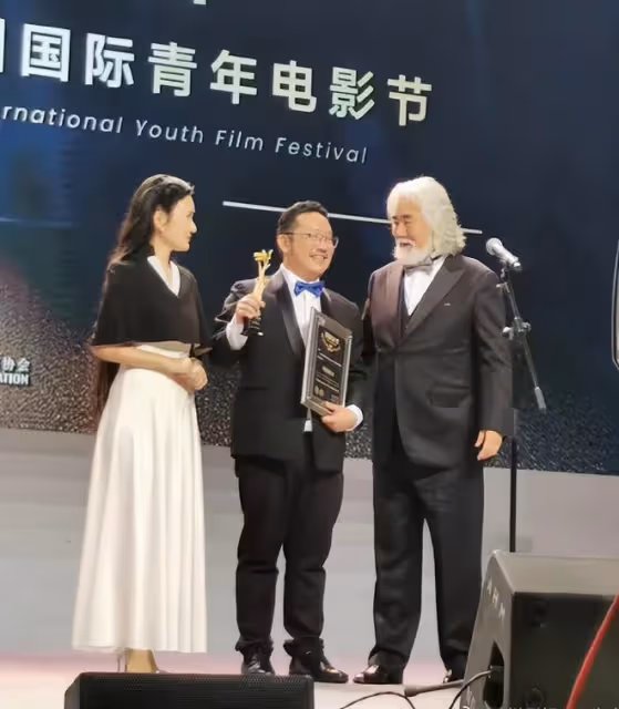 72歲張紀中出席晚宴好丟臉,席間頻看性感美女,杜星霖當場黑臉