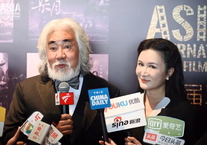 72歲張紀中出席晚宴好丟臉,席間頻看性感美女,杜星霖當場黑臉