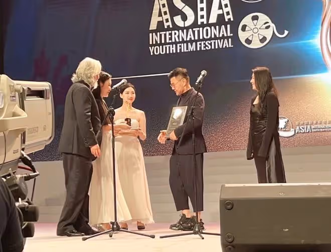 72歲張紀中出席晚宴好丟臉,席間頻看性感美女,杜星霖當場黑臉