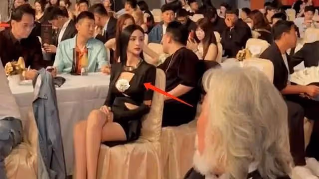 72歲張紀中出席晚宴惹熱議！頻繁扭頭瞄火辣美女，旁邊的王晶笑死