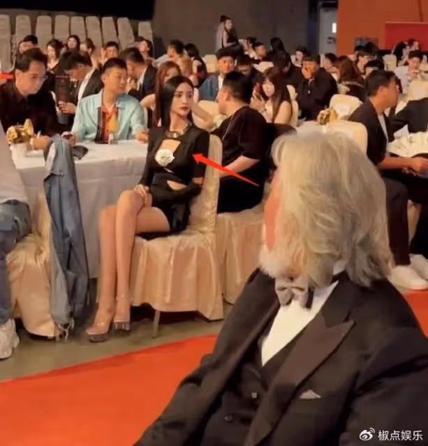 72歲張紀中出席晚宴惹熱議!頻繁扭頭瞄火辣美女,旁邊的王晶笑死
