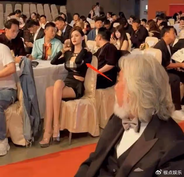 72歲張紀中出席晚宴惹熱議!頻繁扭頭瞄火辣美女,旁邊的王晶笑死