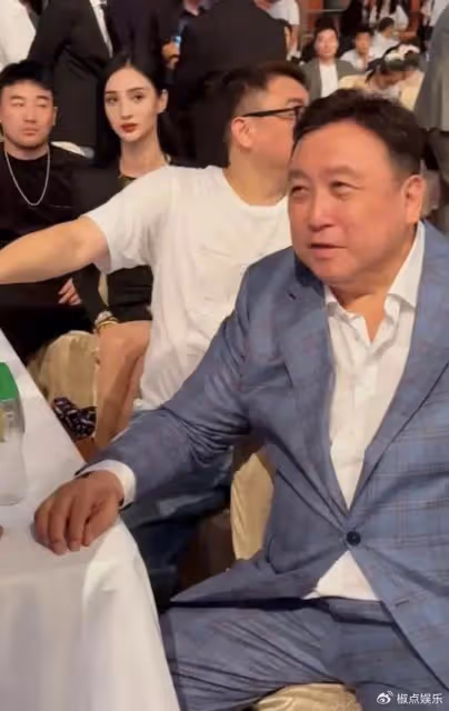 72歲張紀中出席晚宴惹熱議!頻繁扭頭瞄火辣美女,旁邊的王晶笑死