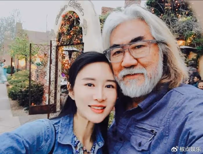 72歲張紀中出席晚宴惹熱議!頻繁扭頭瞄火辣美女,旁邊的王晶笑死