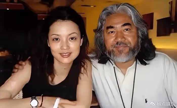 72歲張紀中出席晚宴惹熱議!頻繁扭頭瞄火辣美女,旁邊的王晶笑死