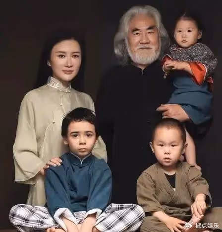 72歲張紀中出席晚宴惹熱議!頻繁扭頭瞄火辣美女,旁邊的王晶笑死