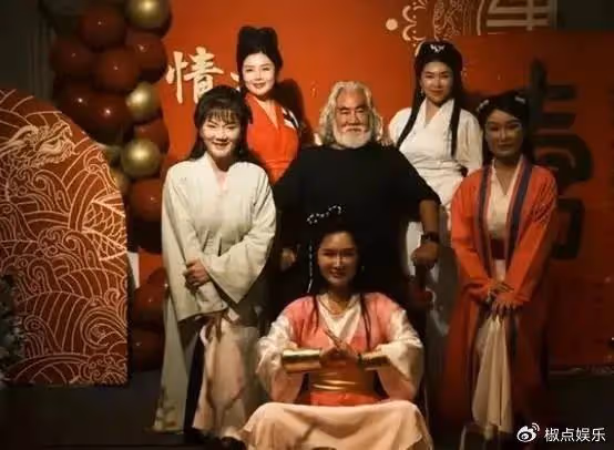 72歲張紀中出席晚宴惹熱議!頻繁扭頭瞄火辣美女,旁邊的王晶笑死