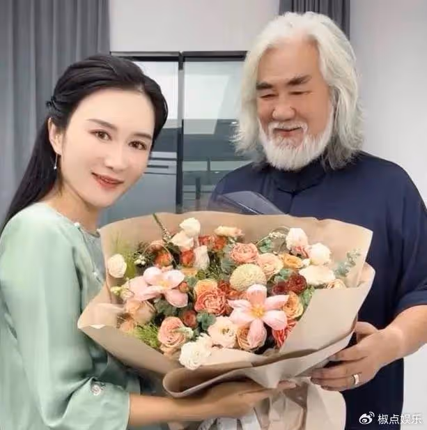 72歲張紀中出席晚宴惹熱議!頻繁扭頭瞄火辣美女,旁邊的王晶笑死