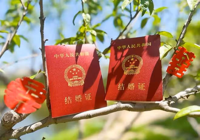 孫楊張豆豆官宣結婚,曬結婚照甜蜜燦笑,孫楊甜喊抬頭見喜