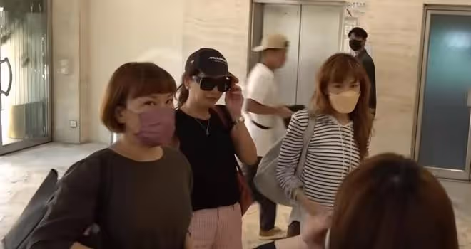 李玟遺產爭奪戰打響:二姐帶律師現身警局,Bruce和女兒悄悄行動
