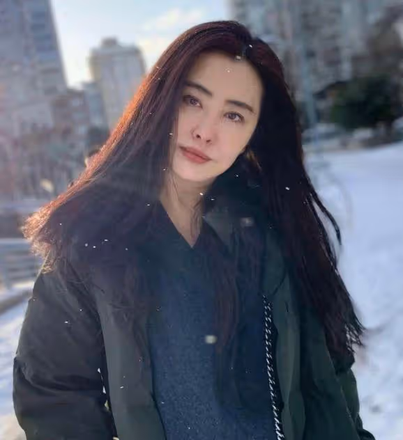 王祖賢現身多倫多參加活動,罕見與粉絲合影,單手比耶狀態年輕