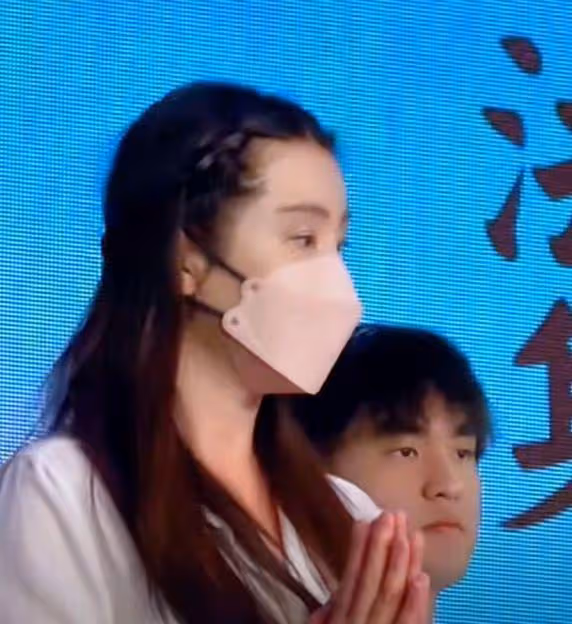王祖賢現身多倫多參加活動,罕見與粉絲合影,單手比耶狀態年輕