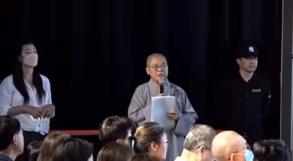 王祖賢現身多倫多參加活動,罕見與粉絲合影,單手比耶狀態年輕