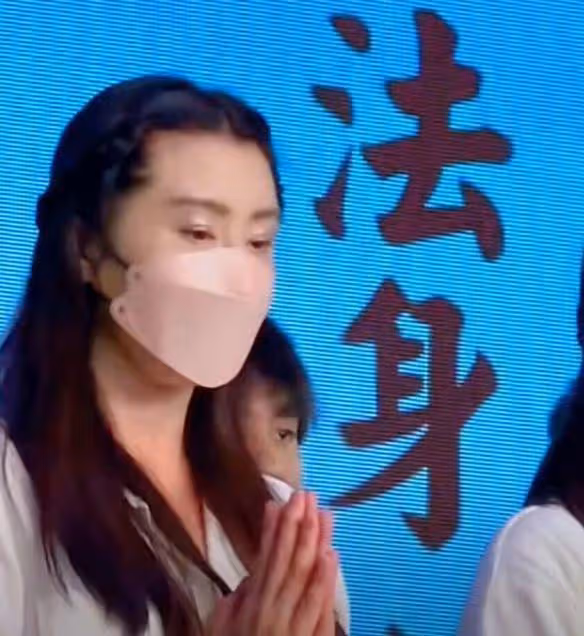 王祖賢現身多倫多參加活動,罕見與粉絲合影,單手比耶狀態年輕