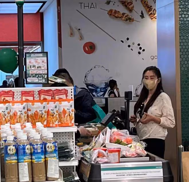 王祖賢現身多倫多參加活動,罕見與粉絲合影,單手比耶狀態年輕