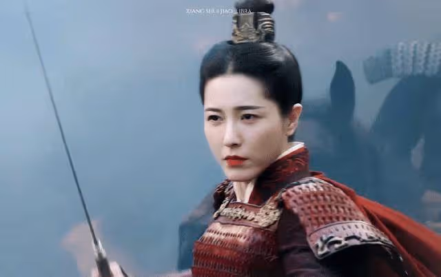 45歲曾黎出席線下活動，路人抓拍生圖讓人感慨：不愧是嫋嫋阿母