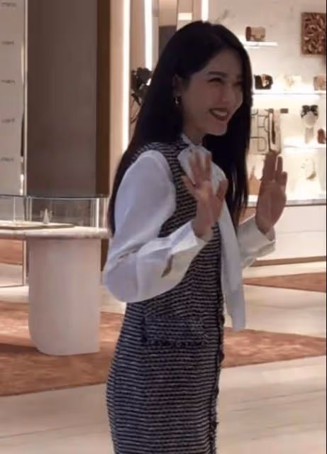 45歲曾黎出席線下活動,路人抓拍生圖讓人感慨:不愧是嫋嫋阿母