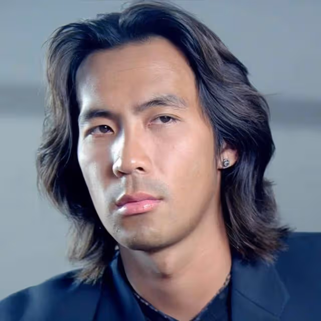 香港知名男星氣質大變，穿僧袍為考生加油，看破紅塵剃度出家多年