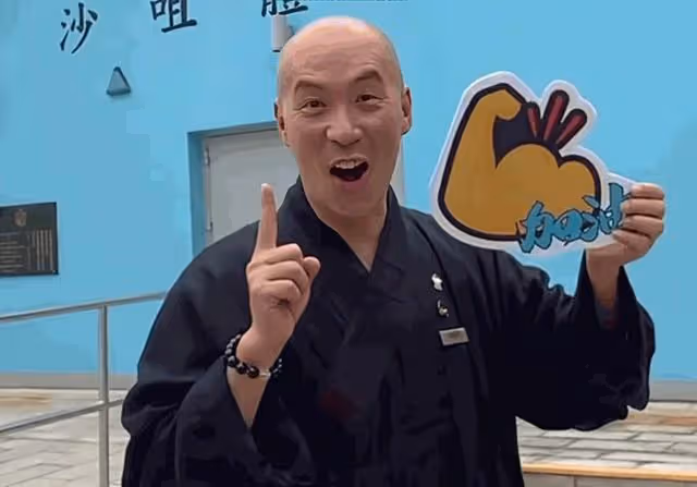 香港知名男星氣質大變，穿僧袍為考生加油，看破紅塵剃度出家多年