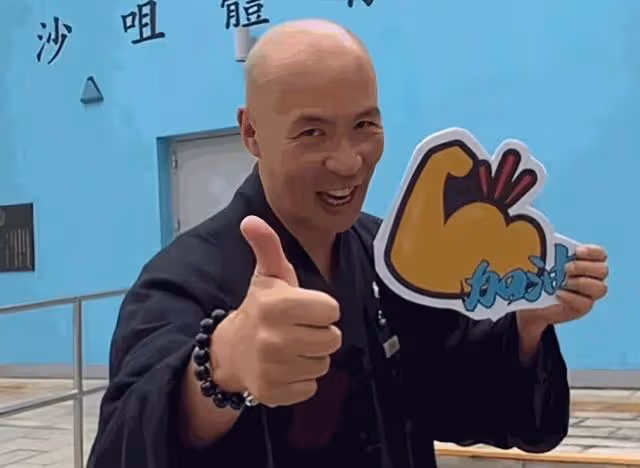 香港知名男星氣質大變，穿僧袍為考生加油，看破紅塵剃度出家多年