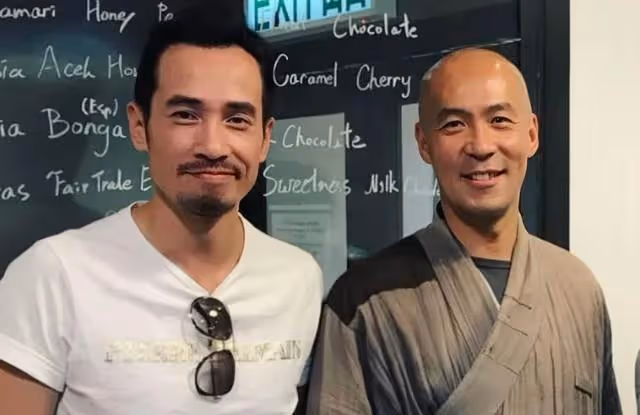香港知名男星氣質大變，穿僧袍為考生加油，看破紅塵剃度出家多年