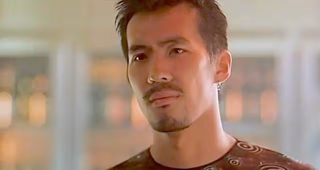 香港知名男星氣質大變,穿僧袍為考生加油,看破紅塵剃度出家多年