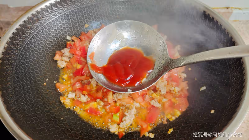 西紅柿和它天生一對！2塊錢的「夏日補鉀高手」，酸溜溜、鮮滋滋，拌米飯最爽