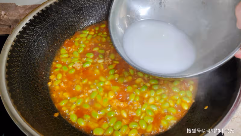 西紅柿和它天生一對！2塊錢的「夏日補鉀高手」，酸溜溜、鮮滋滋，拌米飯最爽