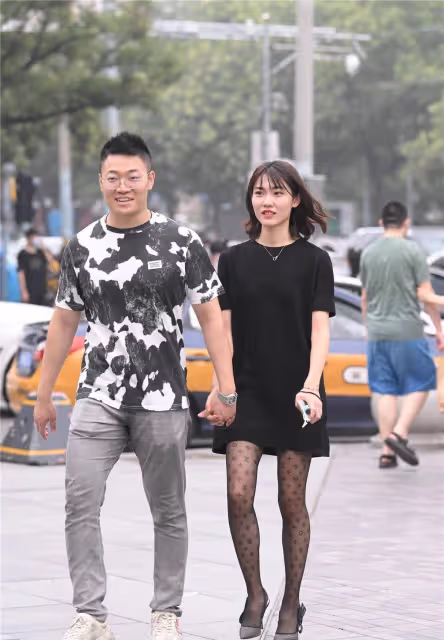 8厘米的尖頭細跟涼鞋,搭配黑色絲襪,有字母和圖案點綴